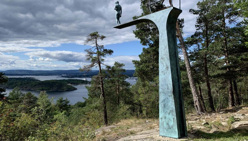Skulptur i parken med flott utsikt over innseilingen til Oslo