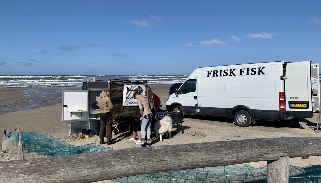 På stranda i Blokhus kan man kjøpe fersk fisk fra fiskebilen