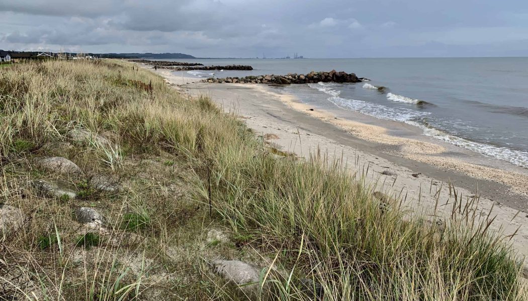 Sæby strand - med de velkjente bølgebryterne av dansk rullestein