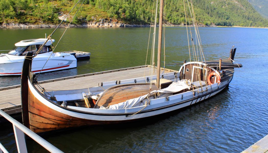 Fin gammel nordlandsbåt fortøyd ved fjorden i Mosjøen