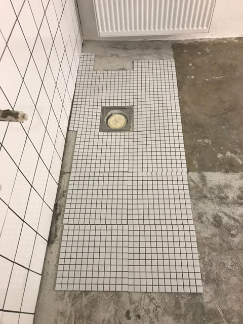 Tvättstuga renovering torrläggning runt golvbrunn slukrist.