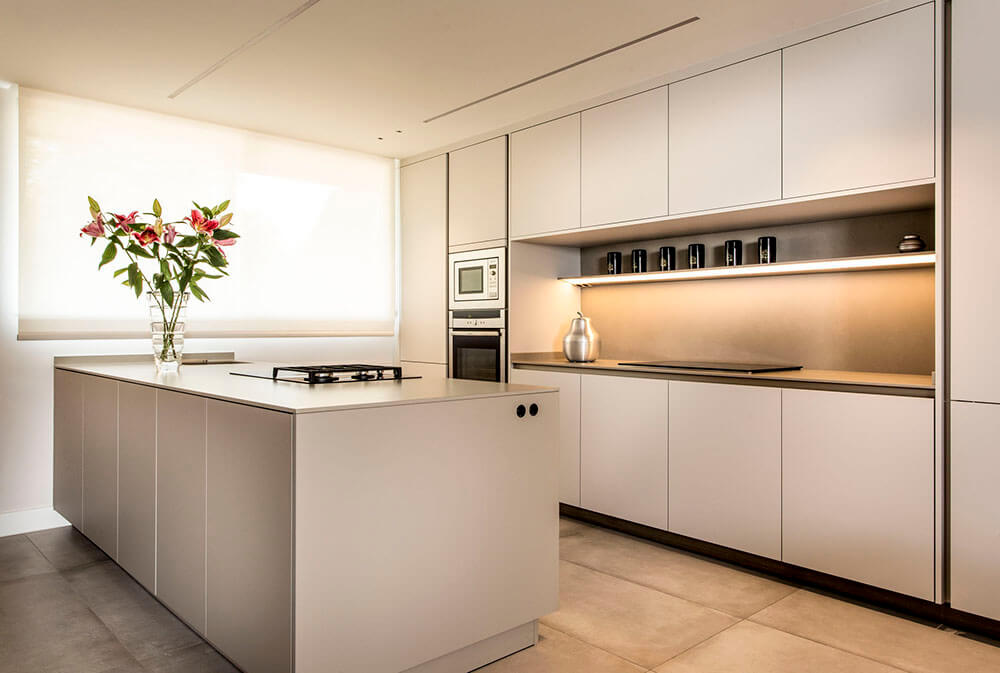 Proyecto diseñado por ICONNO de cocina S2 Pure Siematic color blanco titanio con paneles correderos velaria Rimadesio