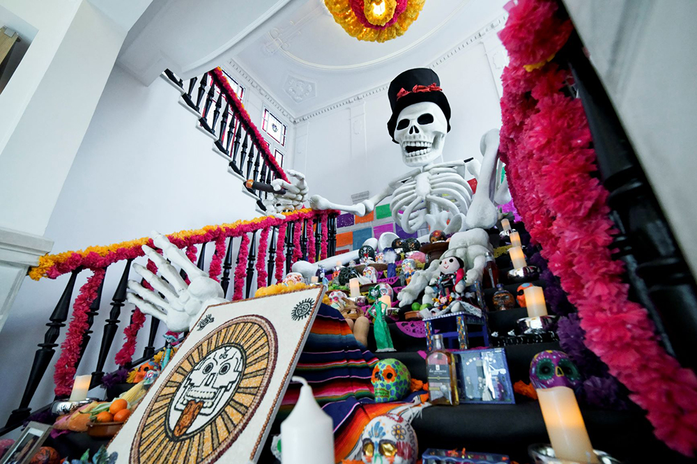 Mega altar de muertos en la Casa de México en España