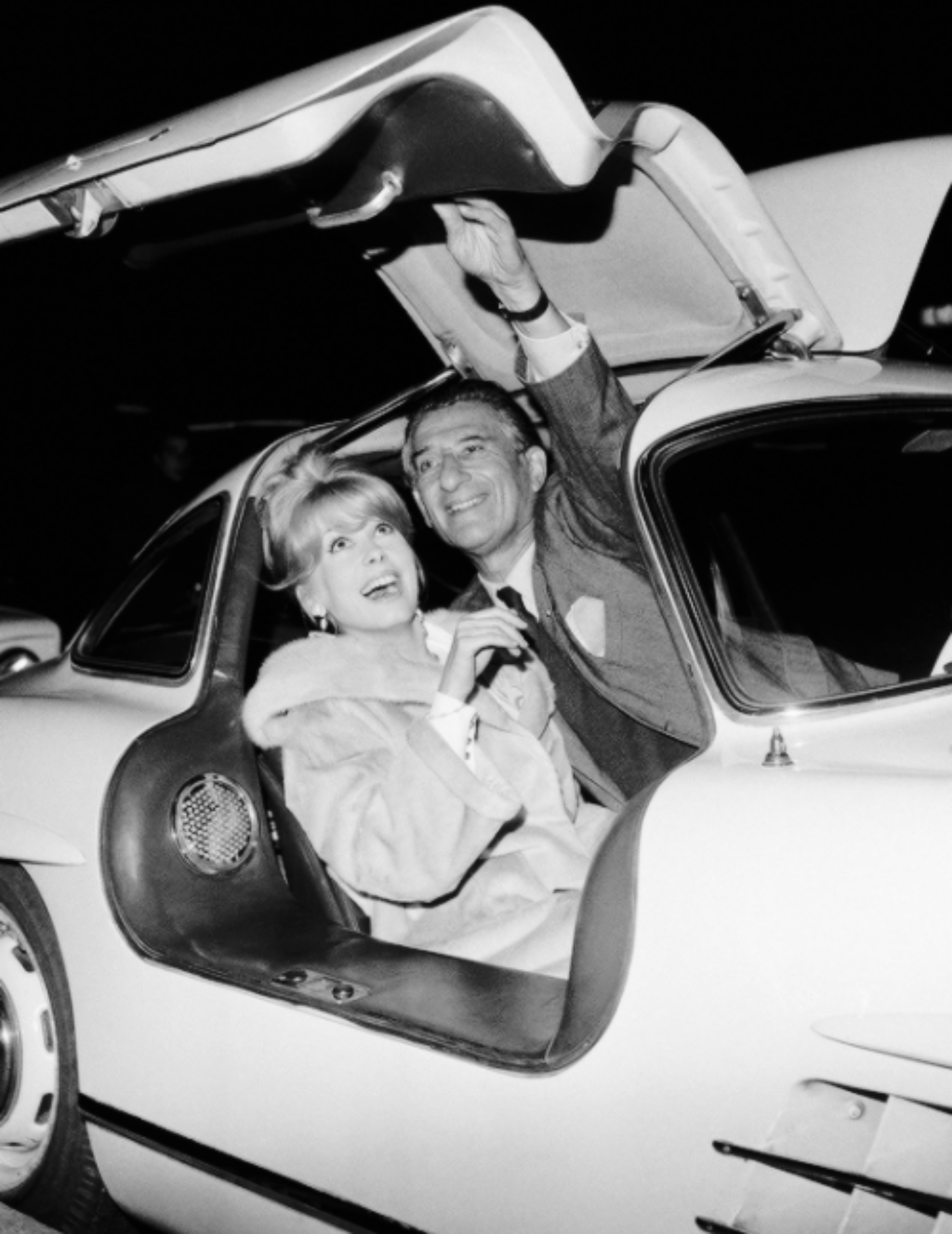 Stars & Cars 3 Catherine Deneuve llegando al estreno de Y Satán condujo el baile con Paul-Louis Weiller en Paris en octubre de 1962 | Christie's