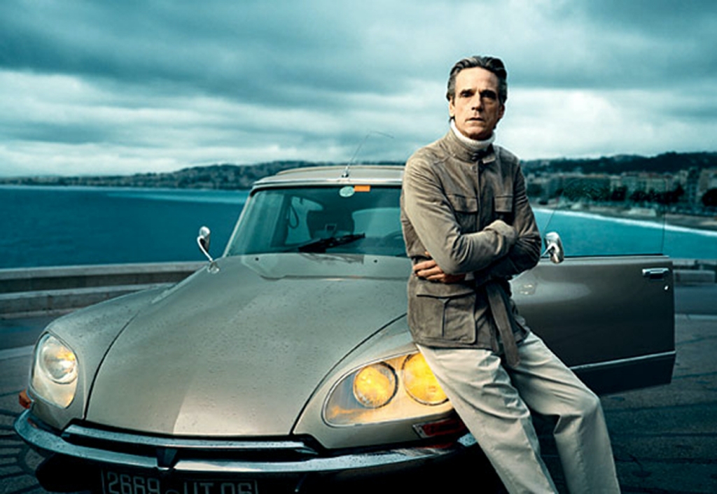 Stars & Cars 3 Jeremy Irons posando para la revista Vogue junto a un Citroën DS | Vogue