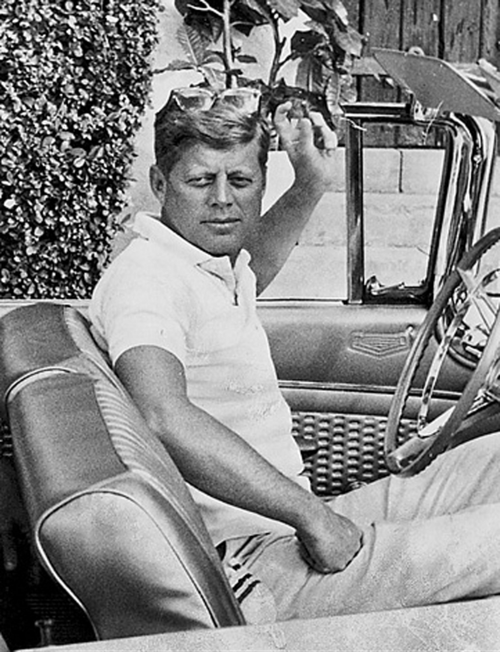 Stars & Cars 3 John F. Kennedy de camino al campo de golf de Palm Beach, Florida, en noviembre de 1959 | AP