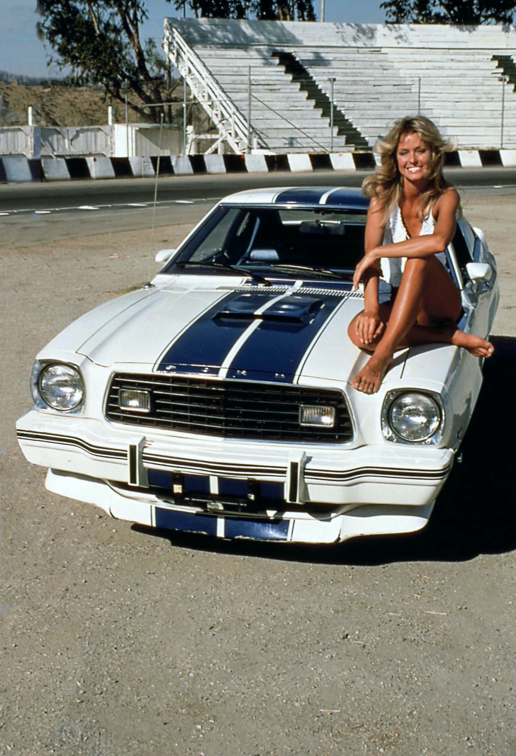 La actriz Farrah Fawcett sobre el Ford Mustang Cobra II de 1976 que conducía en la seire "Los Ángeles de Charlie"