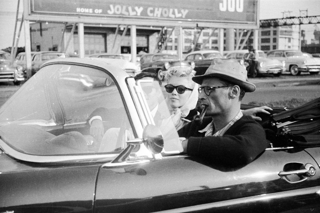 Marilyn Monroe junto a su marido el escritor Arthur Miller en su Ford Thunderbird en New York en 1956