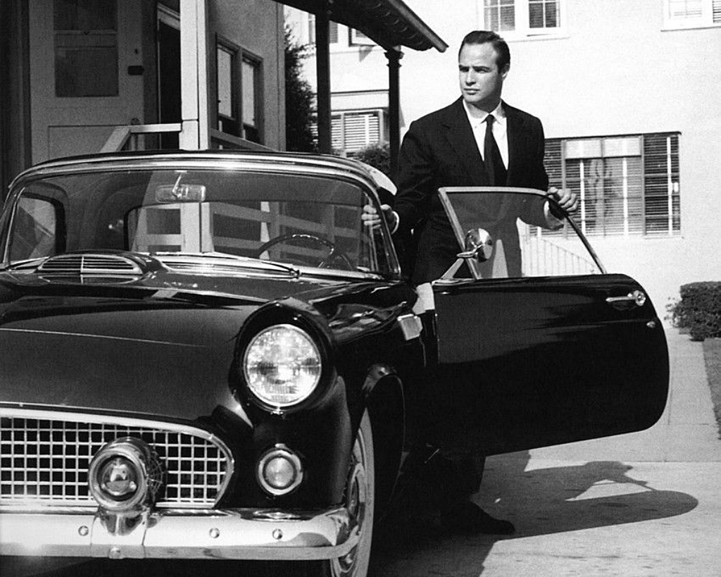 Marlon Brando junto a su Ford Thunderbird en 1955