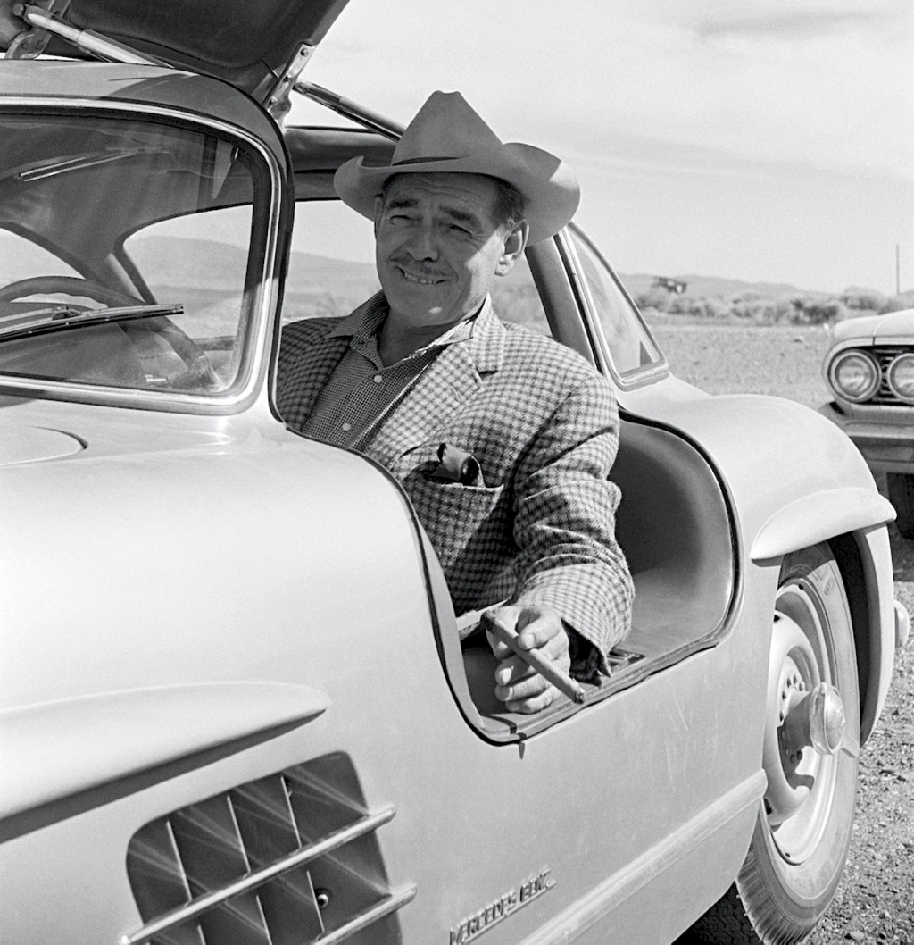 Clark Gable a bordo de su Mercedes-Benz 300 SL en 1961