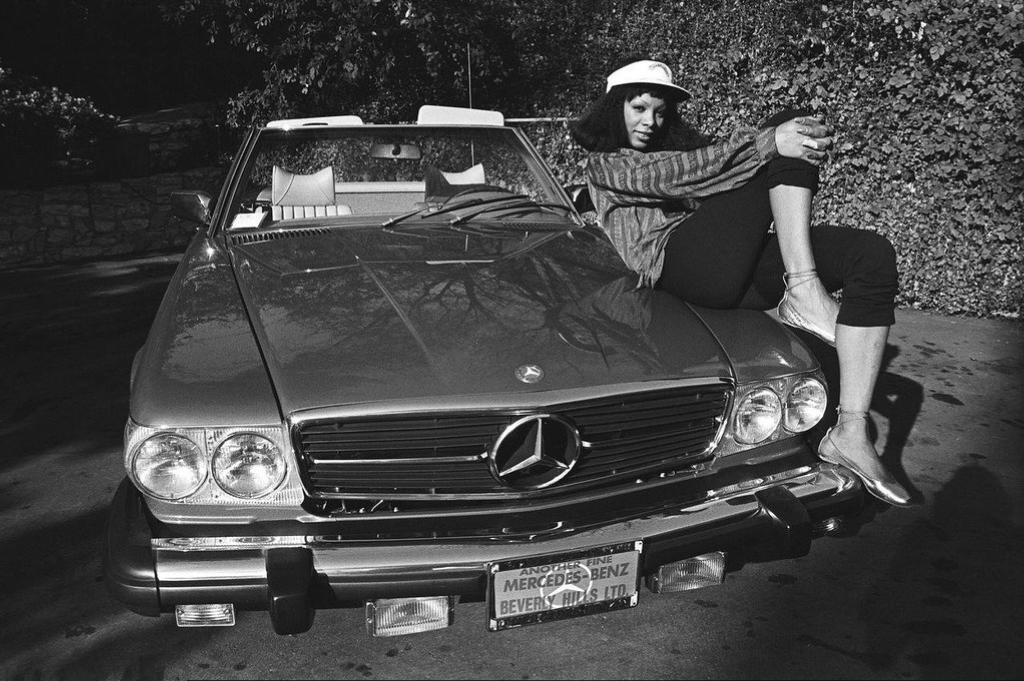 Donna Summer junto a su nuevo Mercedes-Benz 450SL en Los Ángeles en 1976 | Daimler