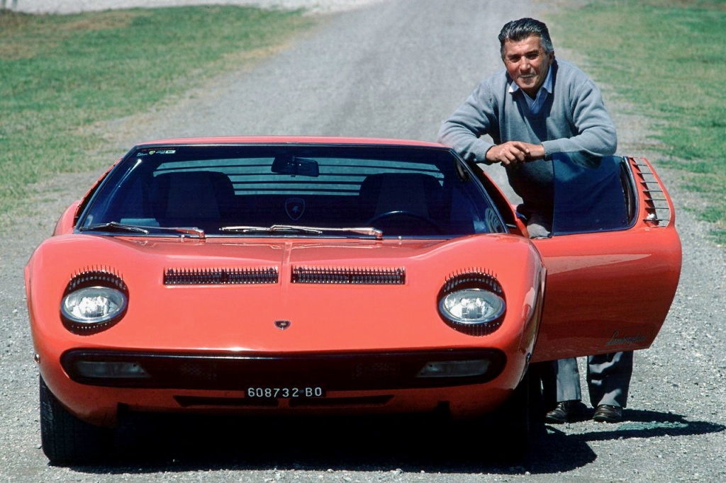 Ferruccio Lamborghini junto al Miura lanzado en 1966