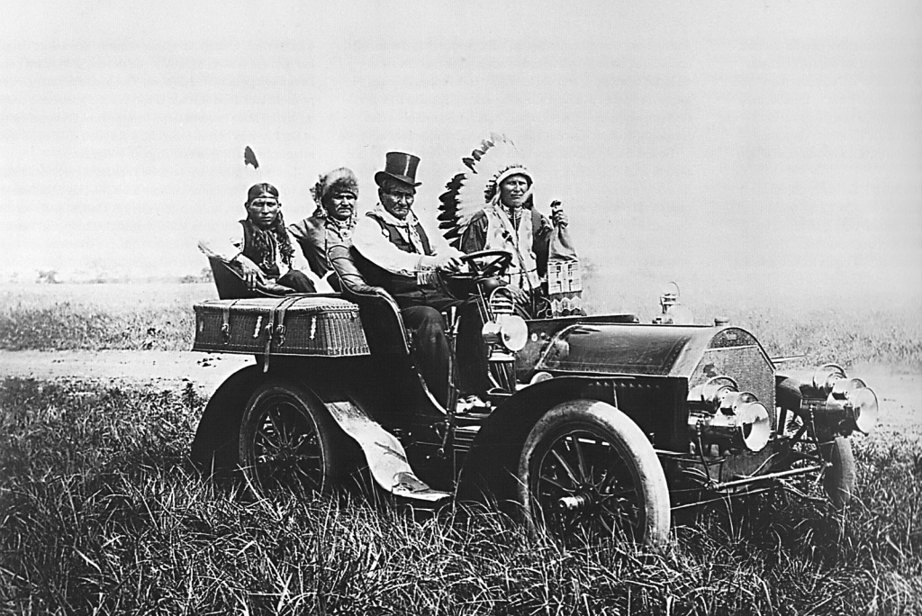 Personajes singulares y sus coches: Jerónimo el ultimo gran jefe indio, en esta foto de 1904 le vemos de picnic con unos colegas a bordo de un Mercedes construido en américa bajo licencia Daimler
