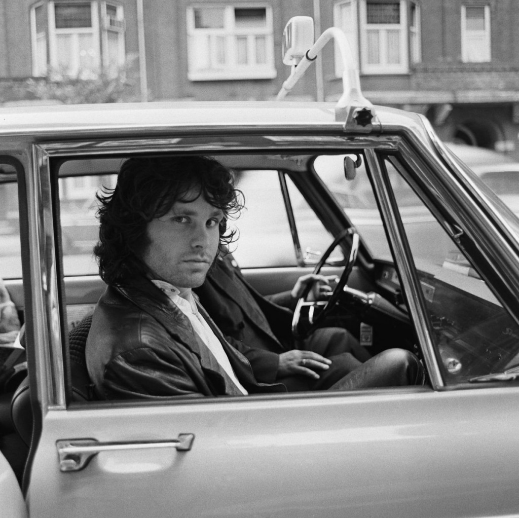 Personajes singulares y sus coches: Jim Morrison en un taxi en Amsterdam en 1968 | Nico van der Stam