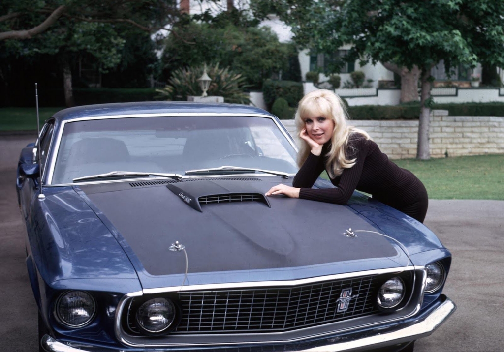 Personajes singulares y sus coches: La actriz Barbara Eden en su casa en Los Ángeles en 1970 con su Ford Mustang Mach 1 428 Cobra Jet del 69 | Herm Lewis
