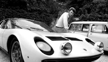 Johnny Halliday con su Lamborghini Miura en la Riviera francesa el 27 de agosto de 1967 | REPORTERS ASSOCIES:Gamma-Rapho Getty Images