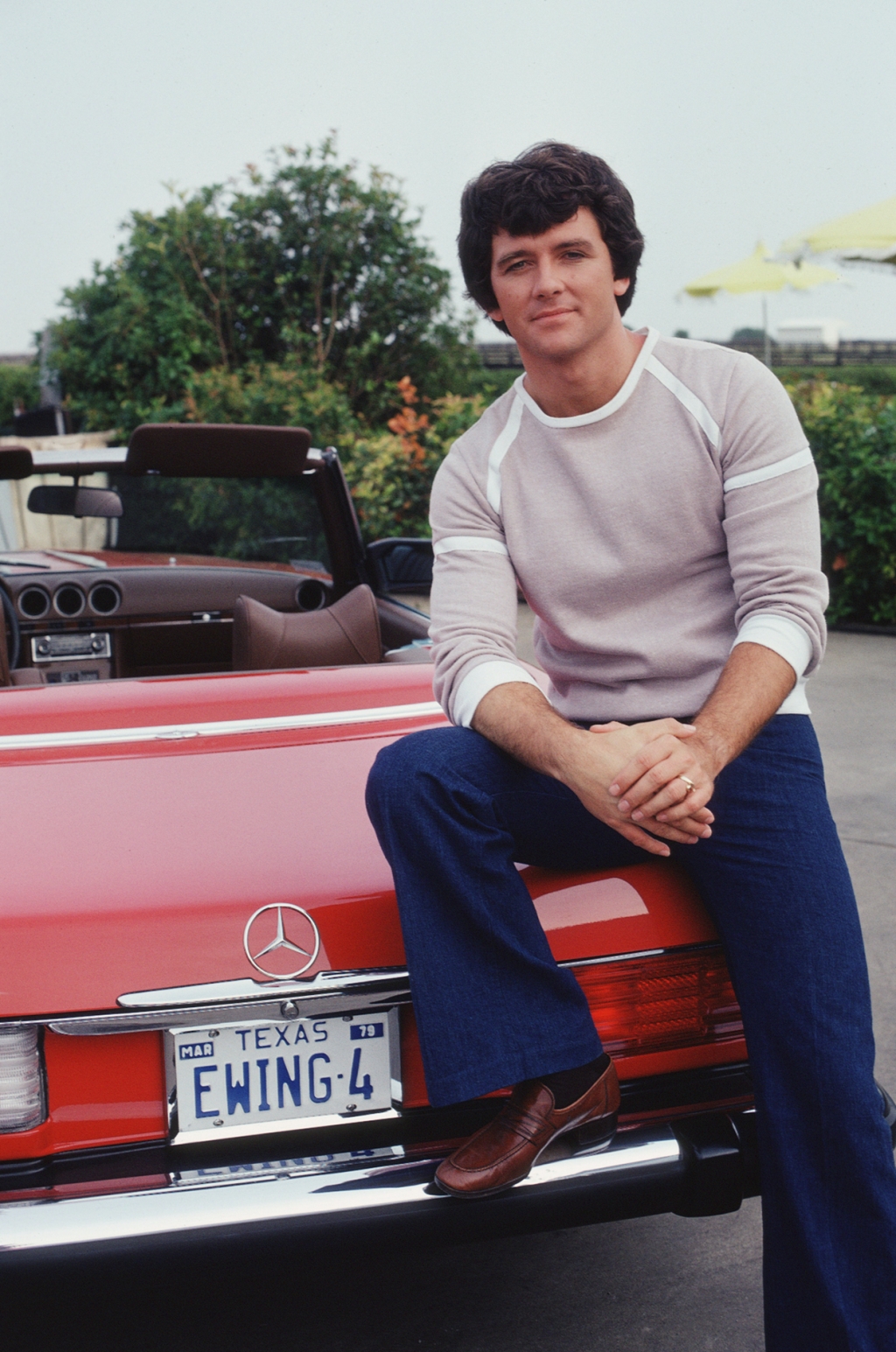 Stars & Cars: El actor Patrick Duffy sentado sobre el Mercedes-Benz SL que conducía en la serie de TV 'Dallas' en septiembre de 1978 | CBS Photo Archive:Getty Images