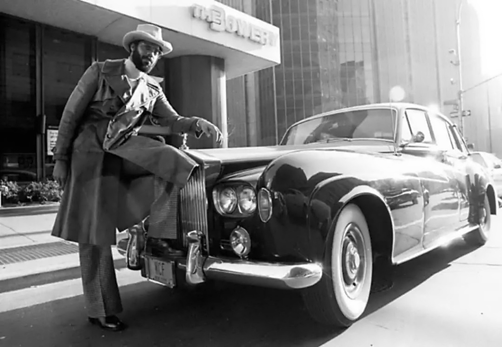 El jugador de baloncesto Walt 'Clyde' Frazier con su Rolls-Royce
