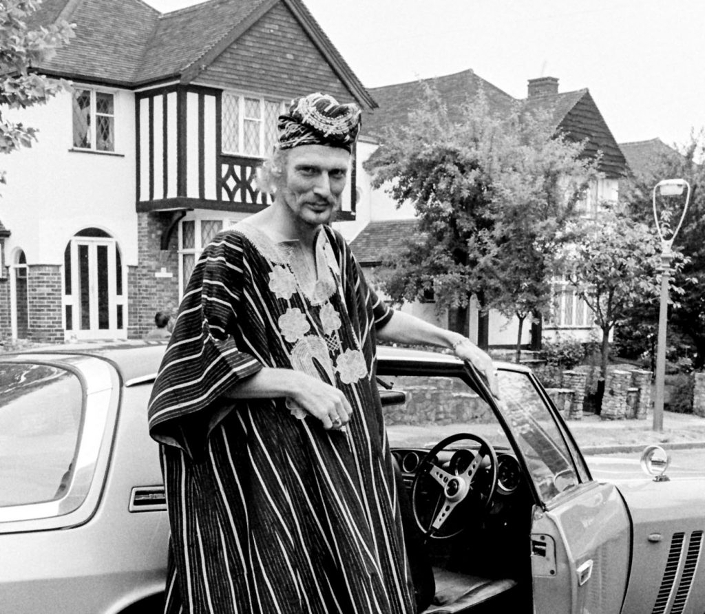 Stars & Cars: Ginger Baker, batería de los Cream, con su Jensen FF en su casa en Harrow.