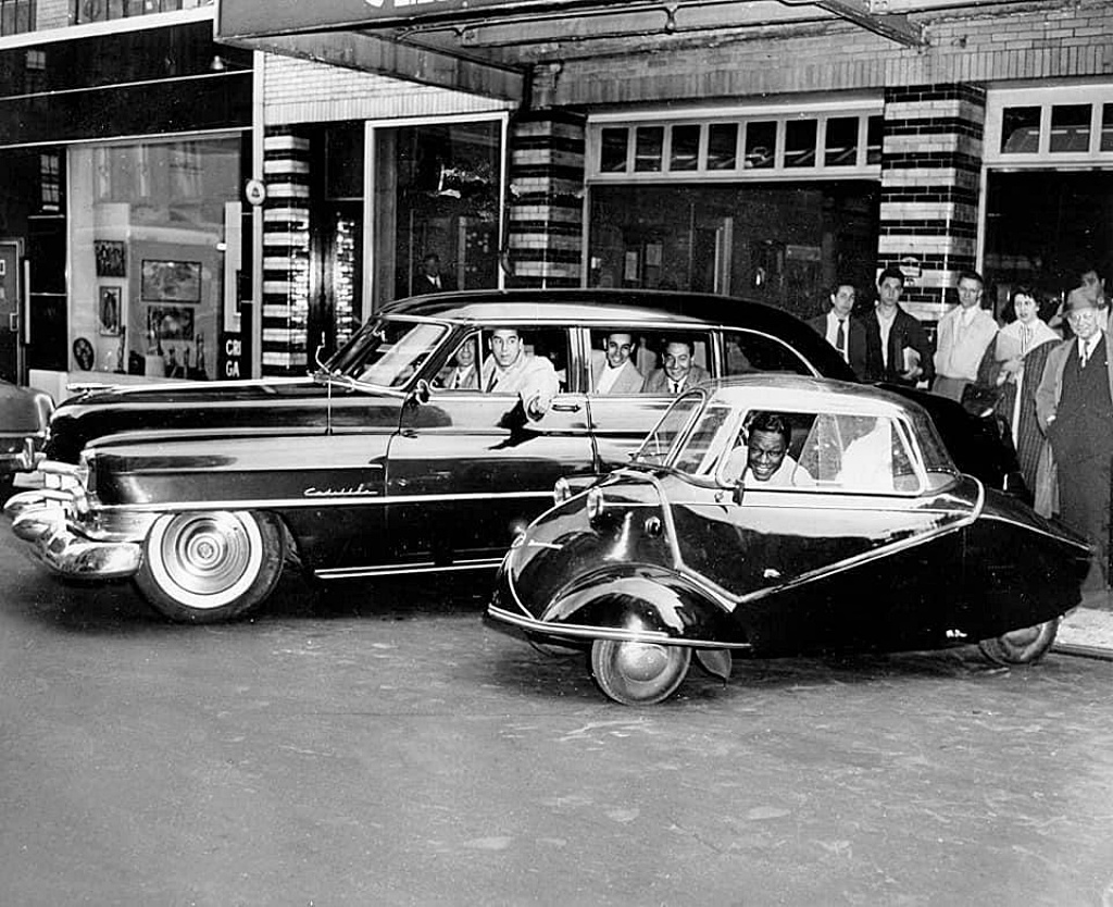 Nat King Cole en su Messerschmitt KR 200 y el resto de su banda sentados en un Cadillac