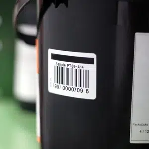 Foto eines barcodierten Labels auf einem Kaniste mit der Aufschrift "Sampte PT38-A14" und "(99) 0000709 6"