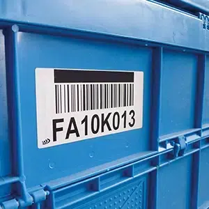 Foto einer in der Herstellung integrierten Behälterkennzeichnung mit barcodierter Aufschrift "FA10K013"
