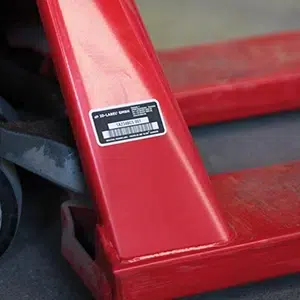 Foto eines Metall-Labels auf einem Hubwagen