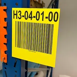 Aufnahme einer Lagergangbeschilderung mit der barcodierten Beschriftung "H3-04-01-00"