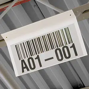 Abbildung eines retrofreflektierenden Deckenkennzeichnung im Lager mit der barcodierten Aufschrift "A01 - 0001"