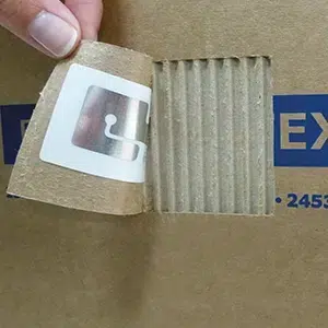 Funktionsansicht eines RFID-Inlays, welches eingebettet wurde in die Wandung eines Kartons