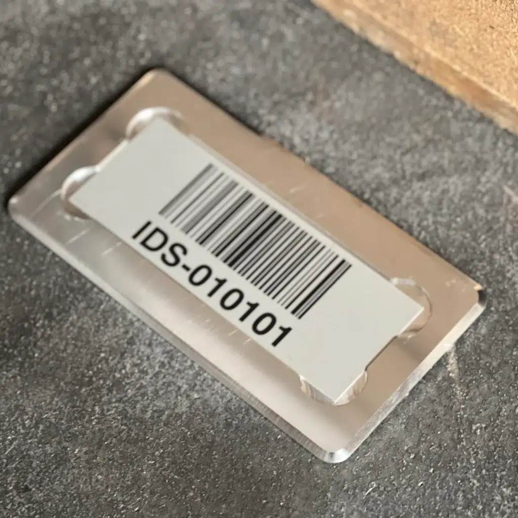 Nahaufnahme eines Aluminium Floorframe mit der eingelegten barcodierten Beschilderung IDS-010101