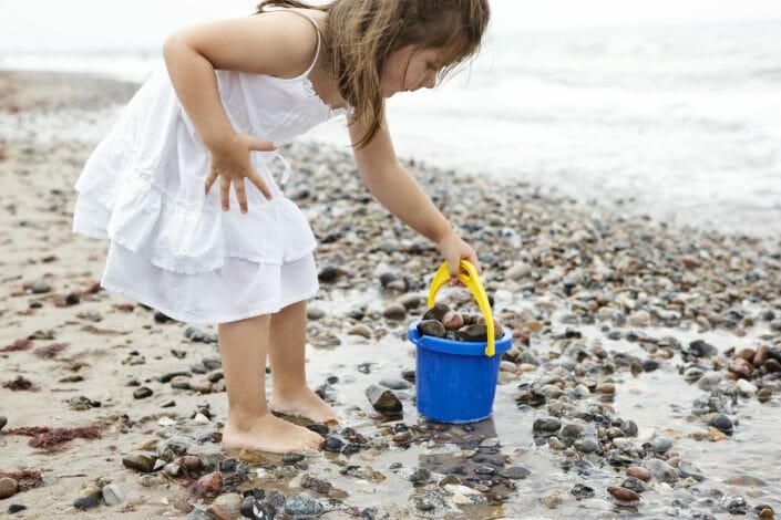 Livsstilsfotografering til billedbank, pige ved strand © Foto Ida Schmidt