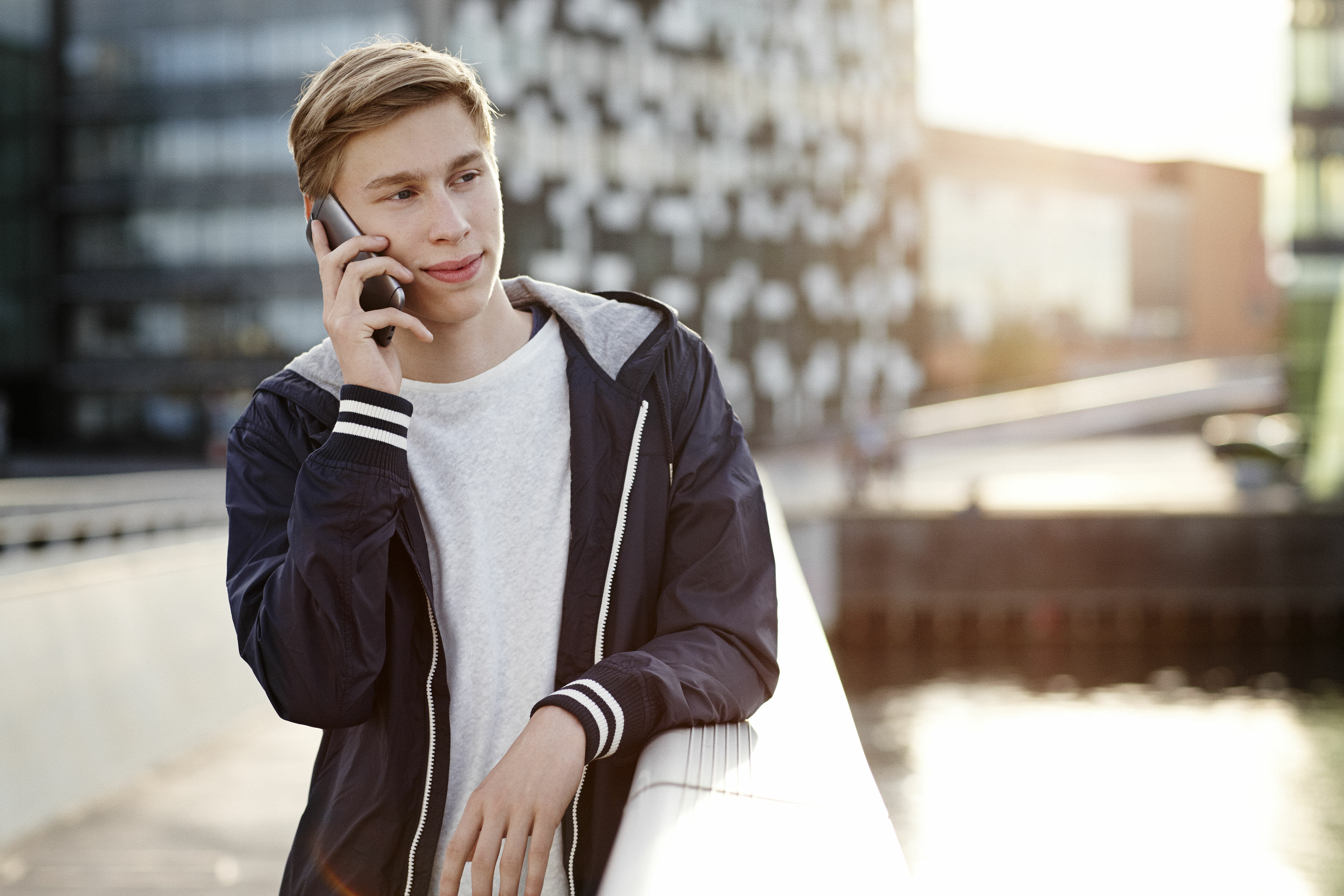 Reklamefotografering til billedbank, teenagedreng med mobil ©foto Ida Schmidt