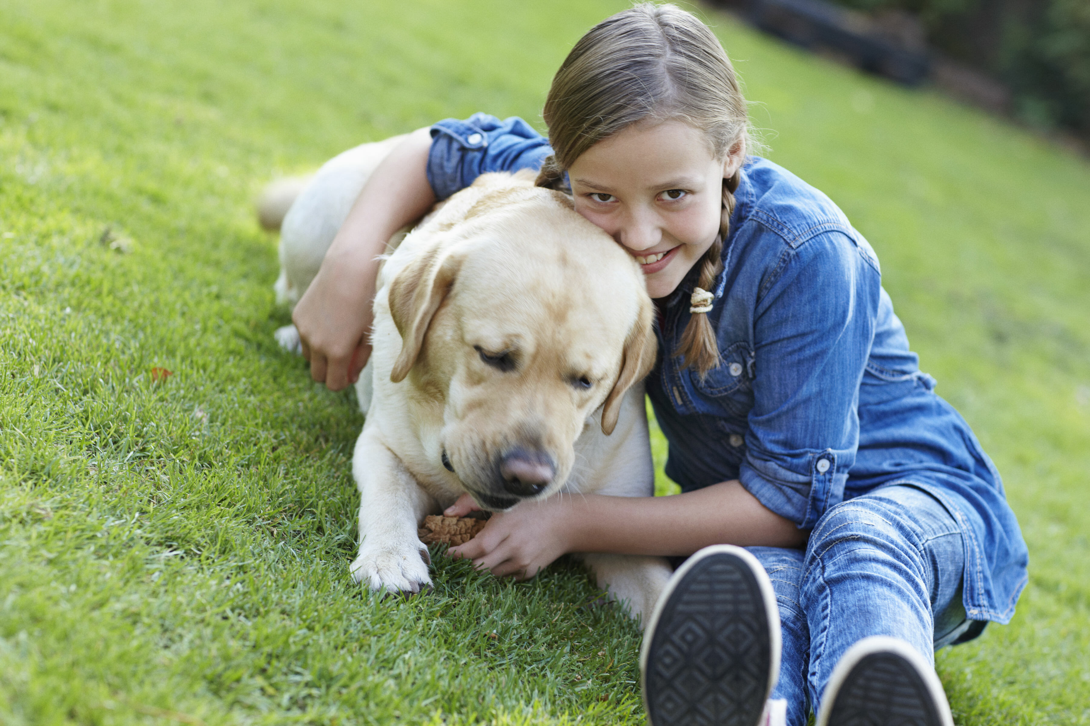 Fotografering til billedbank, pige og hund © foto Ida Schmidt