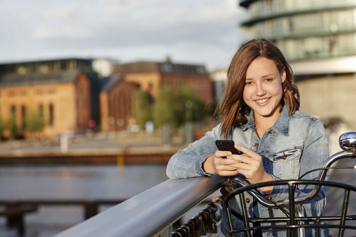 Reklamefotografering til billedbank, teenagepige med mobil ©foto Ida Schmidt