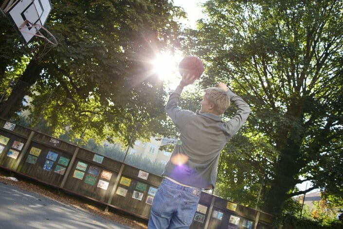 Livsstilsfotografering, teenager spiller basketball, © foto Ida Schmidt