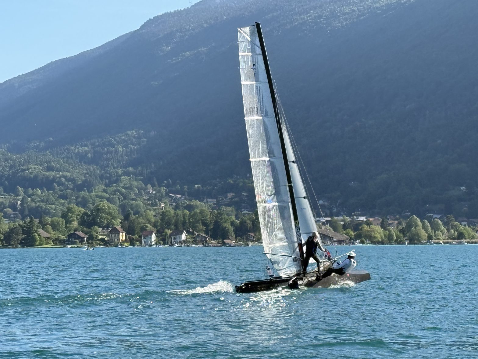 Victoire du skipper Emmanuel Le Chapelier et son coéquipier Éric Le Bouëdec lors de la régate « Cata Alpes 2026 »