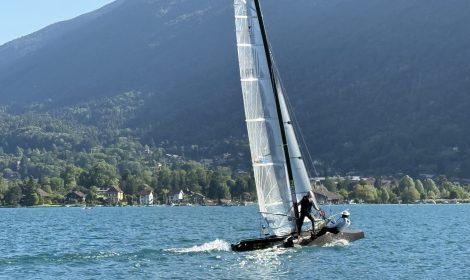 Victoire du skipper Emmanuel Le Chapelier et son coéquipier Éric Le Bouëdec lors de la régate « Cata Alpes 2026 »