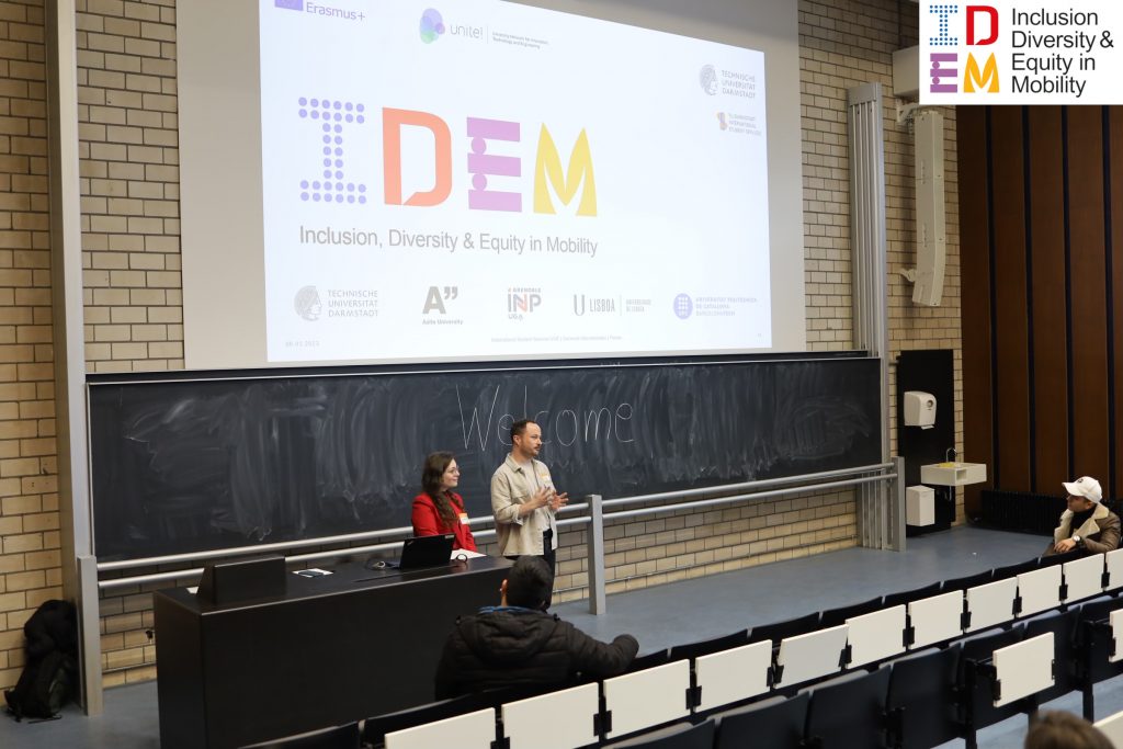 IDEM Team member Aaron Szczerba and Gabriella D'Introno from International Student Services of Technical University Darmstadt are presenting IDEM Project to newcomer Students at the Welcoming events