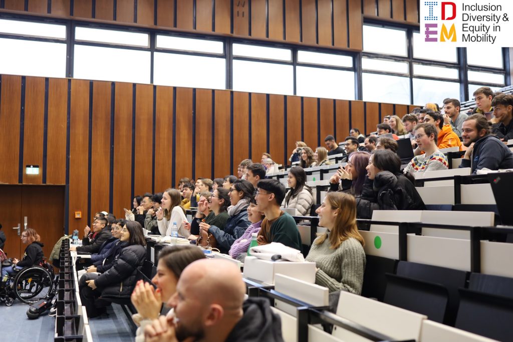 In a lecture hall at the Technical University Darmstadt, newly arrived students are following the IDEM presentation with interest