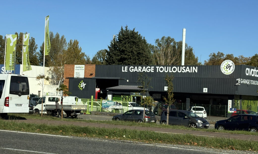 Devanture, et drapeau du garage Toulousain