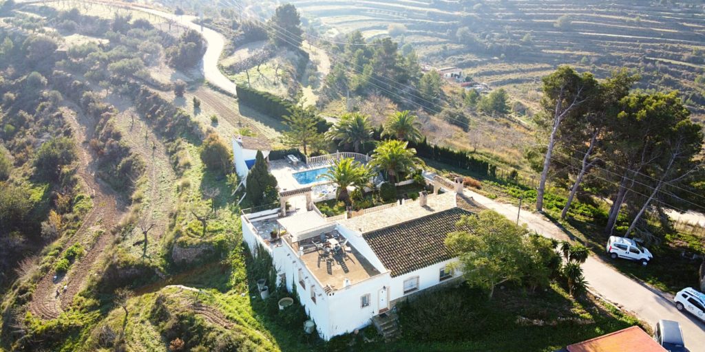 imagen dron parcela rustica con edificación