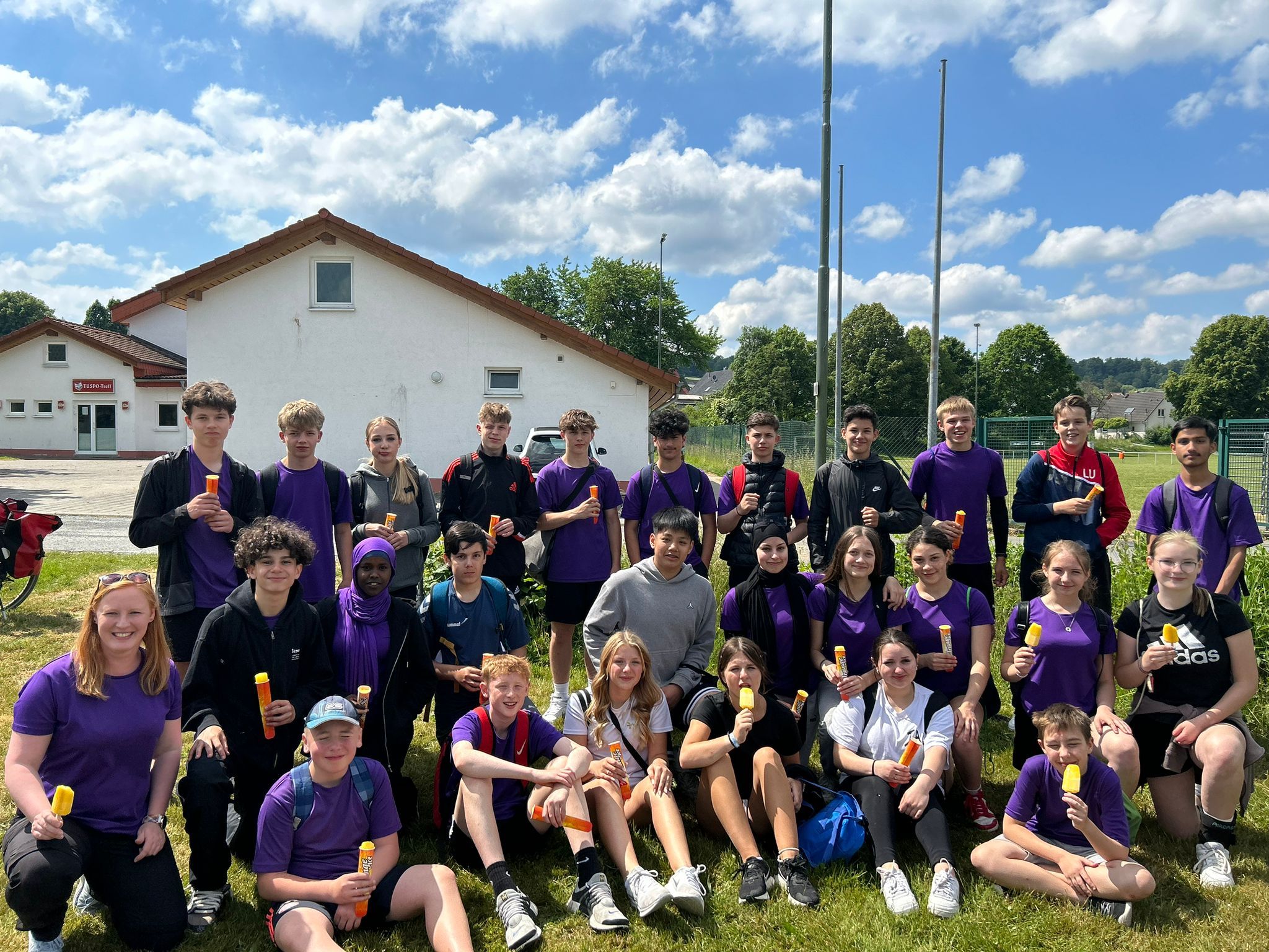 Die Sportklasse 8f beim Sportfest der Grundschule Nieste