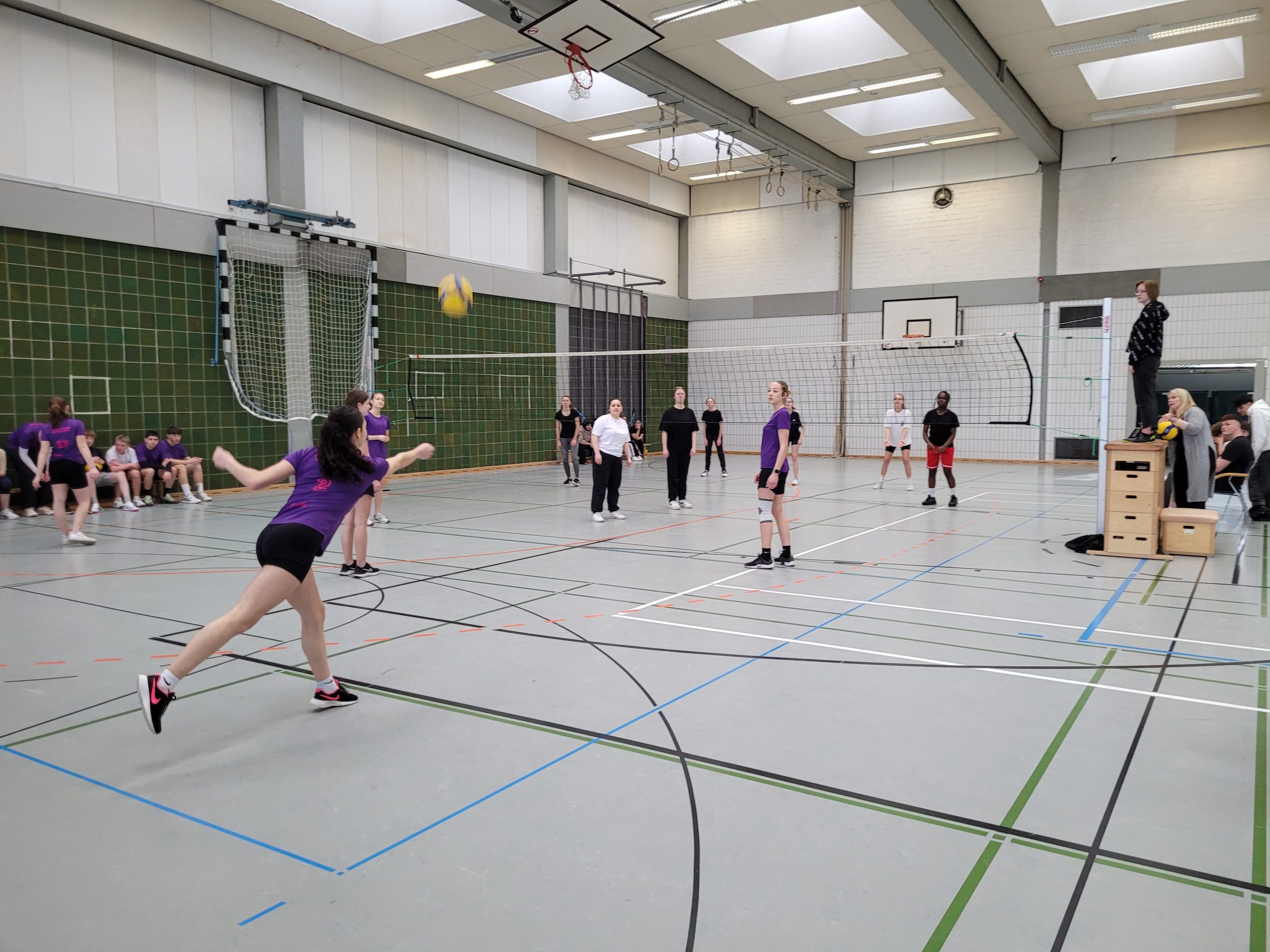 Hitziges Volleyballturnier des Jahrgangs 9