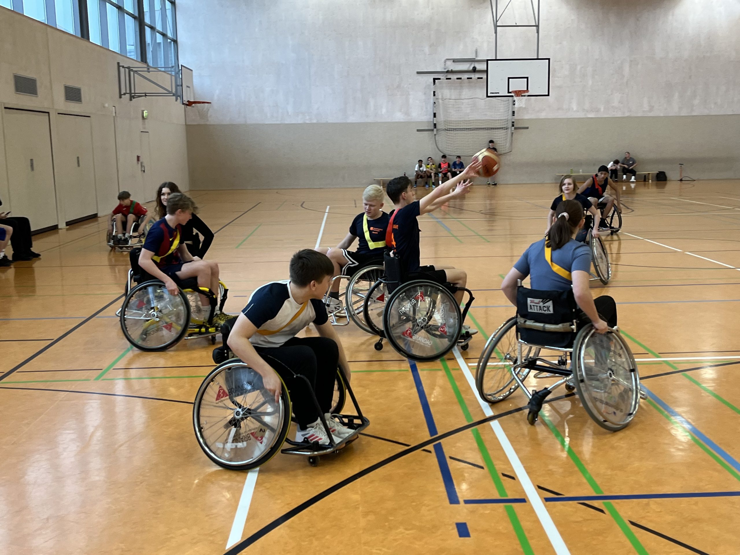 Sportklasse 10f bereitet sich auf Rollstuhl-Basketball-Turnier vor