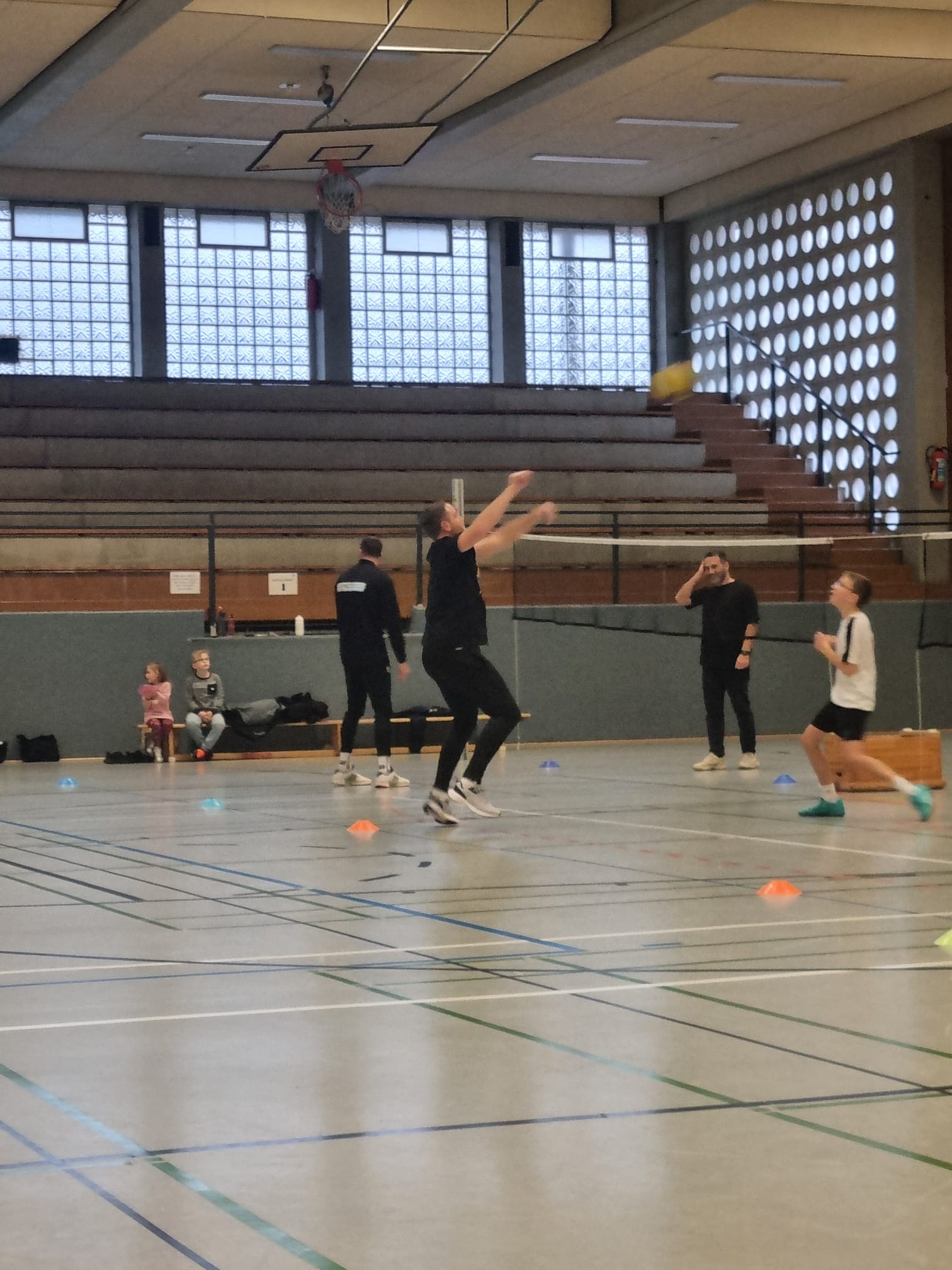 Sportklasse 5f spielt Weihnachts-Volleyball-Turnier mit Eltern