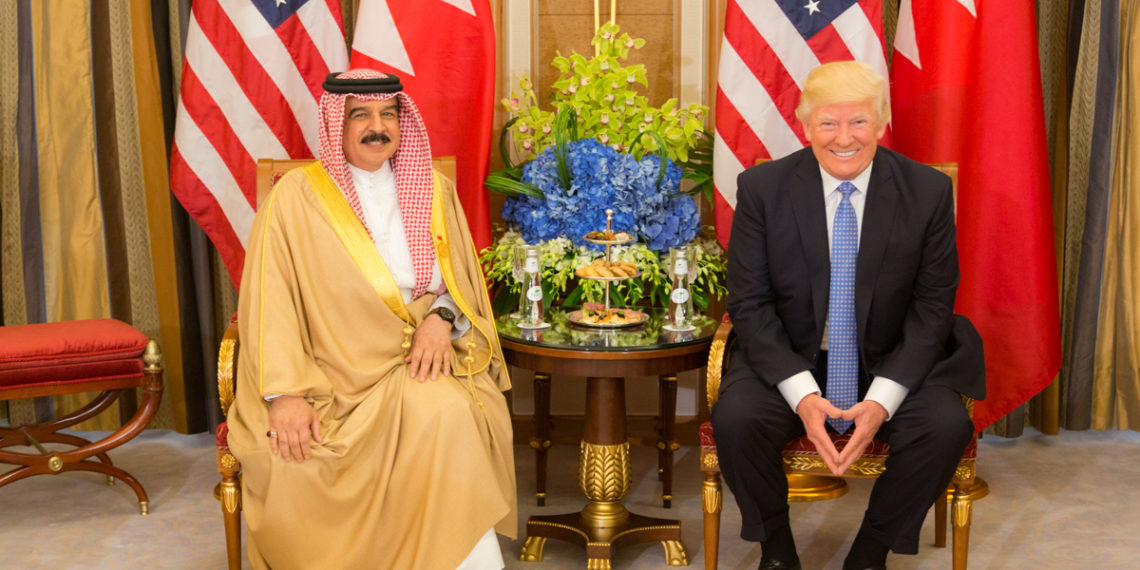 Donald Trump i møte med Bahrains konge Hamed bin Issa i 2017 (Wikimedia).