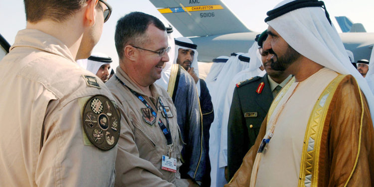 Shaikh Mohmmed bin Rashid Al Maktoum, visepresident og statsminister i De forente arabiske emirater, i møte med U.S. Air Force, Dubai 2017 (Wikimedia).