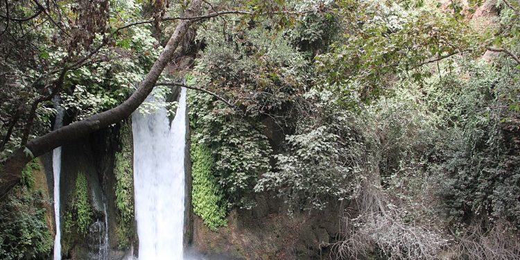 Commons wikimedia: Banias Naturreservat Israel. Det er i denne parken levninger fra Peters kirke er funnet.