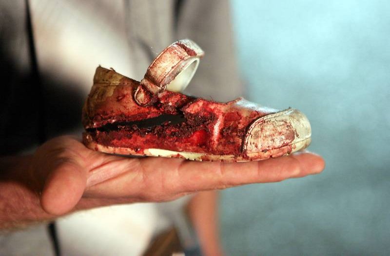 En blodig barnesko, fra et kjøpesenter i Ashkelon. Bildet er tatt etter at en rakett fra Gaza traff et kjøpesenter 14. mai 2008.  Flere ble alvorlig skadet, inkludert ei lita jente og hennes mor (Wikimedia Commons).